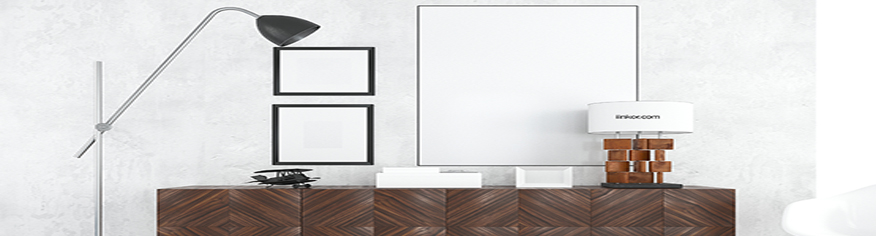 نموذج إطار أبيض فارغ PSD مجاني على طاولة خشبية.Free PSD blank white frame mockup on wooden table.